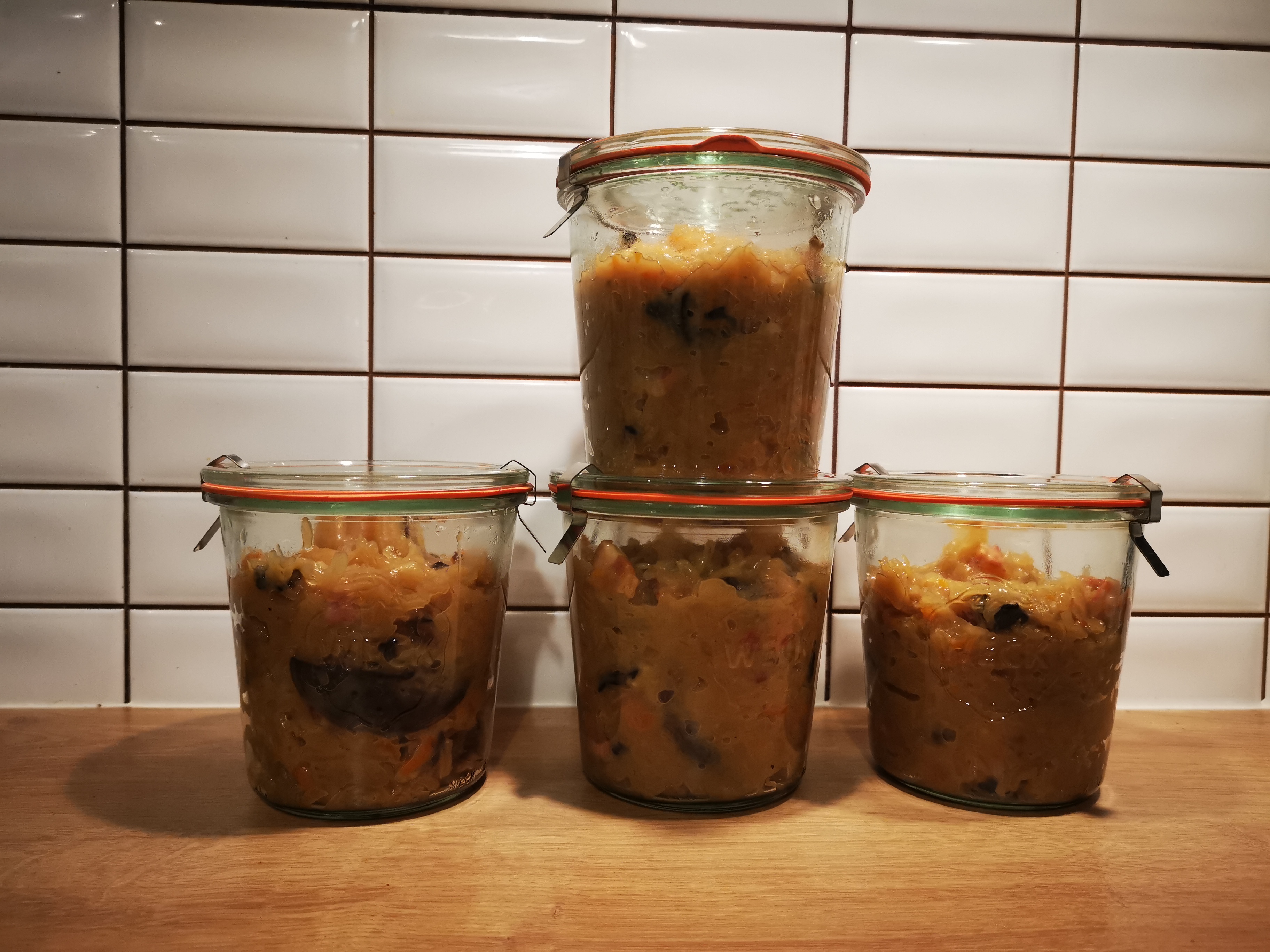 Zawekowane słoiki z bigosem WECK Mold kliknij do weków mold